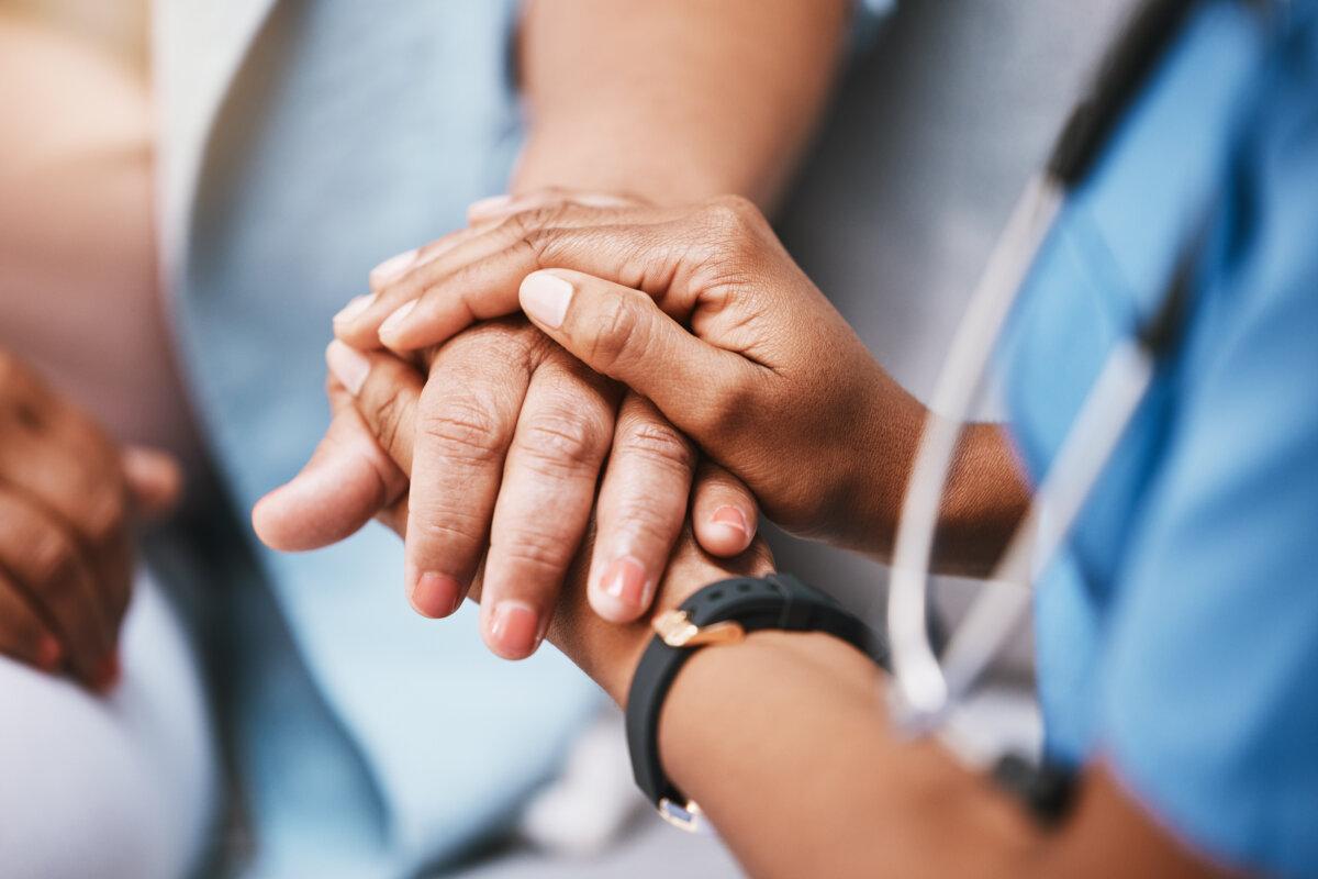 Empathie, Vertrauen und Krankenschwester, die dem Patienten Händchen hält, um Hilfe, Beratung und Gesundheitsberatung zu